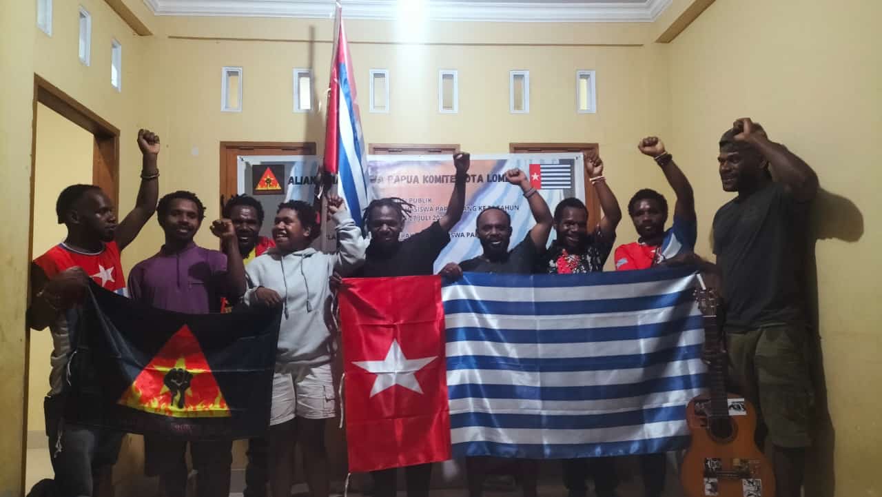 MAHASISWA PAPUA HARUS PAPUA MERDEKA DIJADIKAN DIRIMU SENDIRI DAN MEMBELAHLAH DIA SEBAGAI DIRIMU
